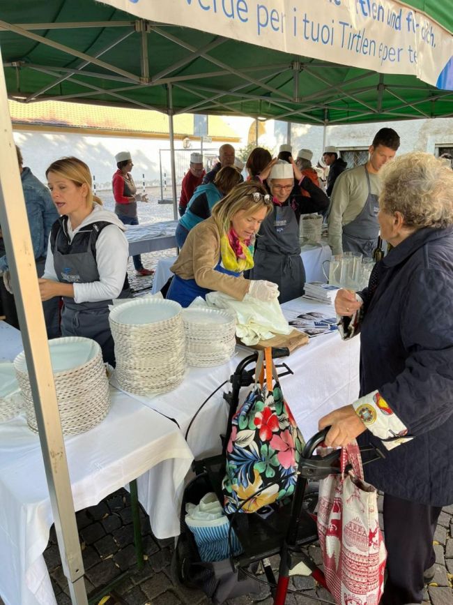 Tirtlstand am Bauernmarkt Brixen